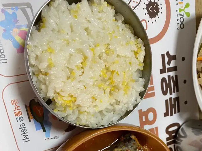 그릇에 담긴 흰 쌀밥