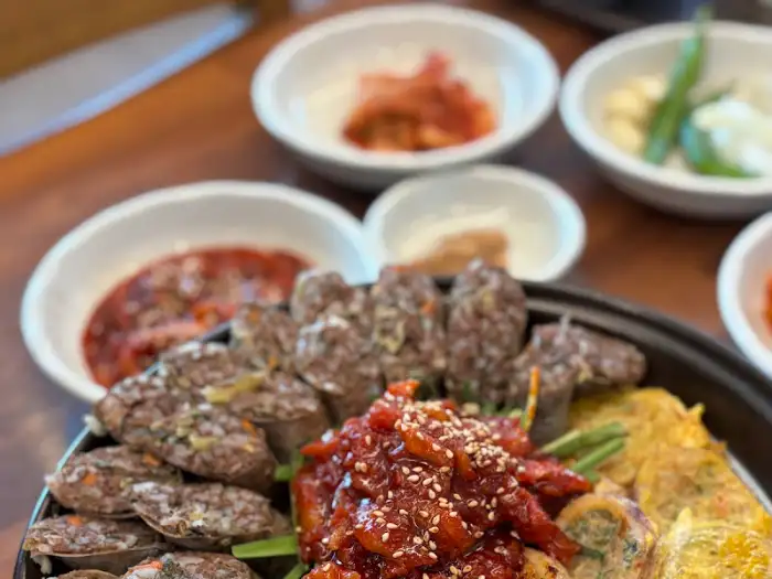 여러 가지 순대와 곁들임 음식