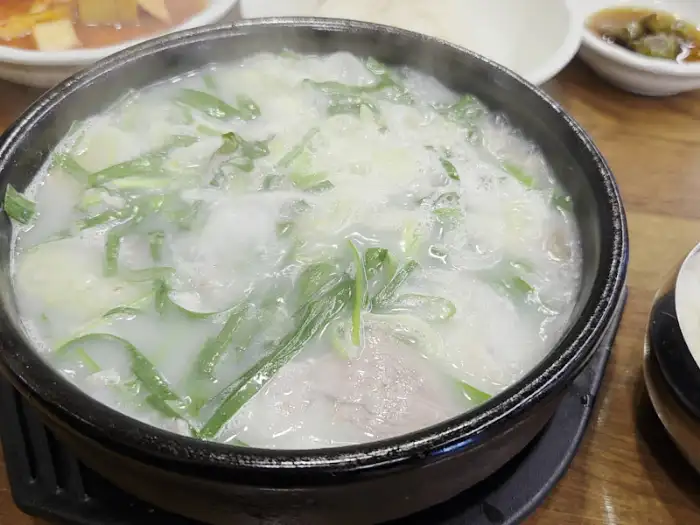 뽀얀 돼지국밥