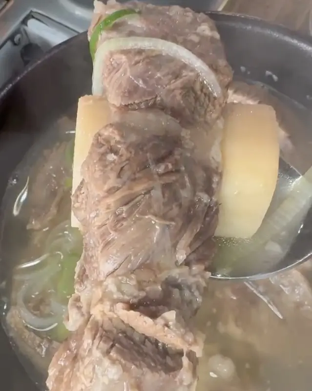 진한 갈비탕 국물