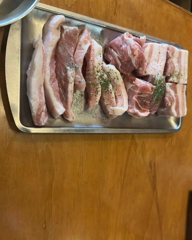 화랑고기 고기 한 접시