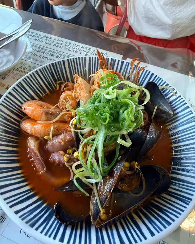 해산물이 가득한 해물라면