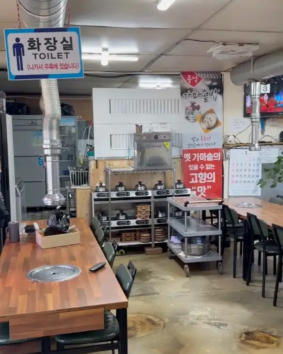 깔끔한 식당 내부 모습, 테이블과 주방 시설 일부