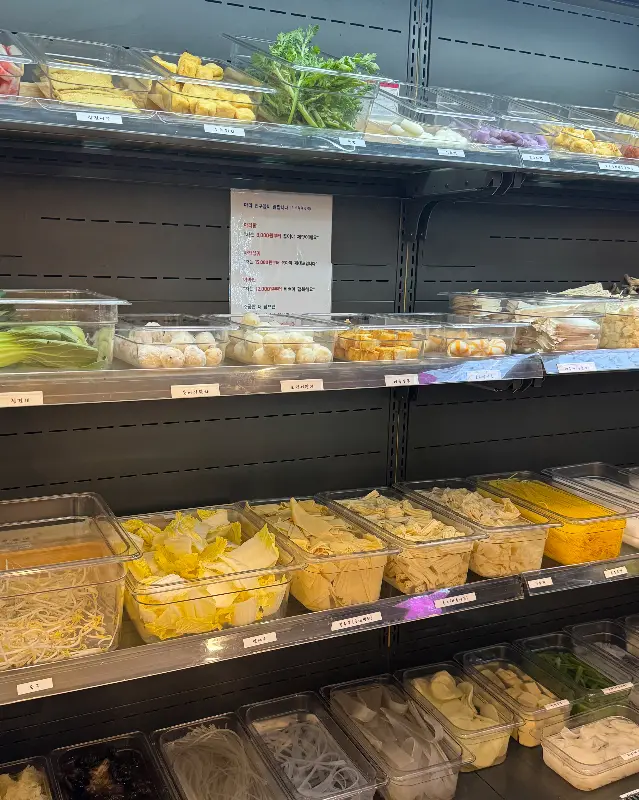 신선한 재료들이 가득한 마라탕 재료 코너
