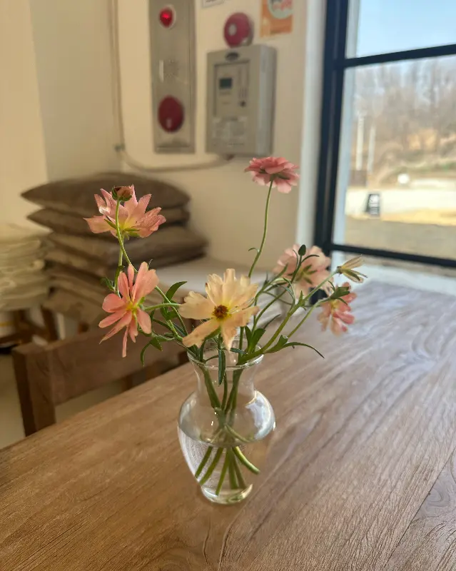 테이블 위 꽃병