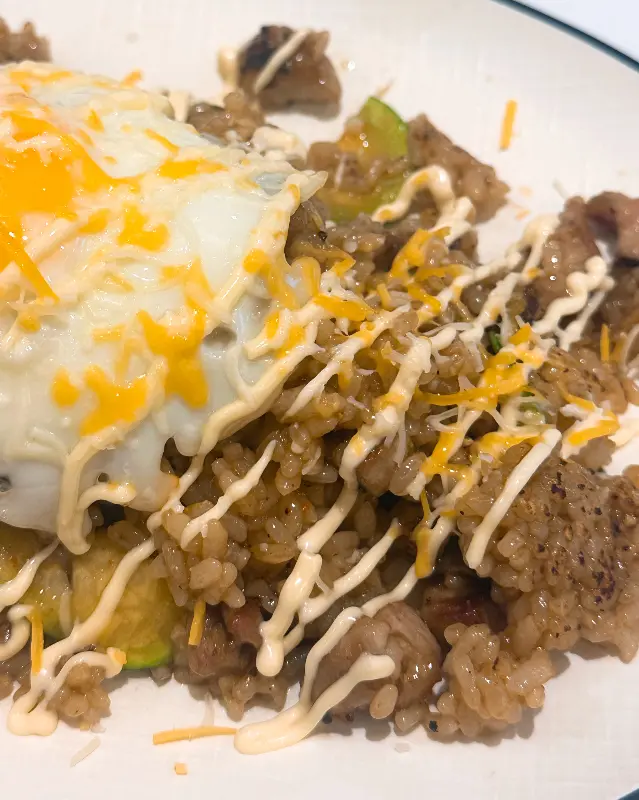 계란이 올라간 필라프