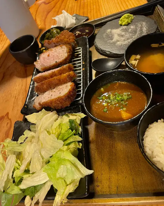 정갈하게 차려진 돈까스 한상차림