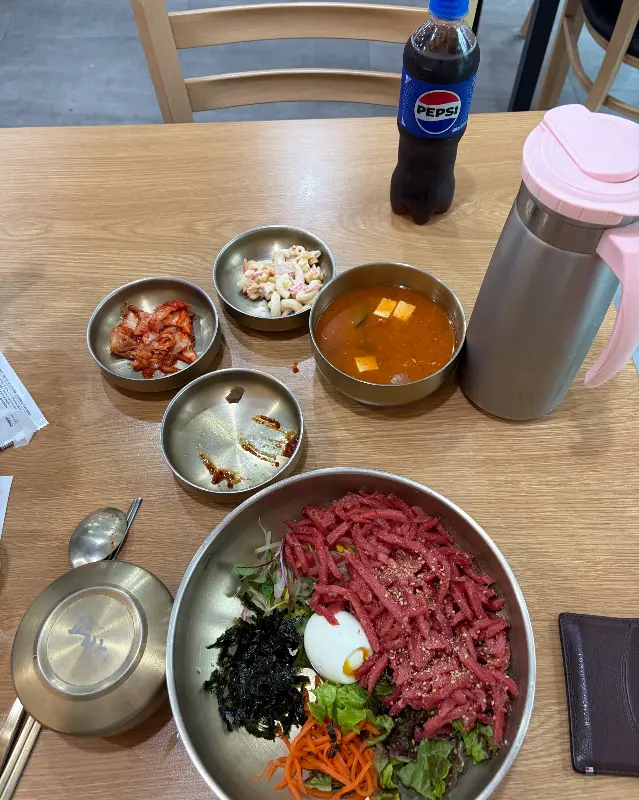 육회비빔밥과 함께 나오는 반찬들