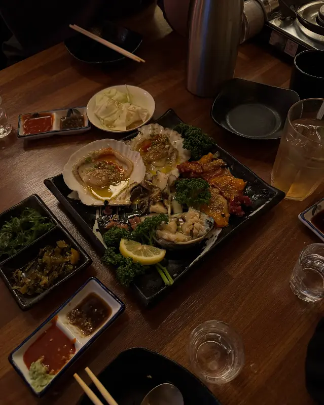 싱싱한 해산물이 가득 담긴 모듬 한상차림