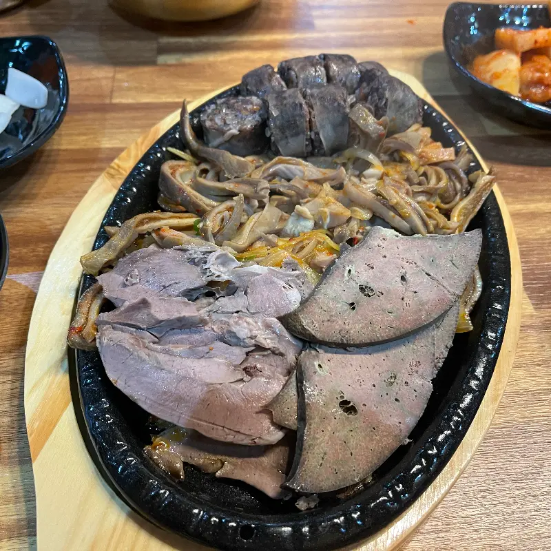 푸짐한 순대 한 접시