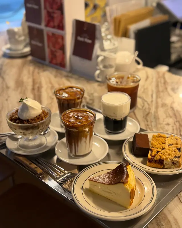 다양한 커피와 디저트 메뉴