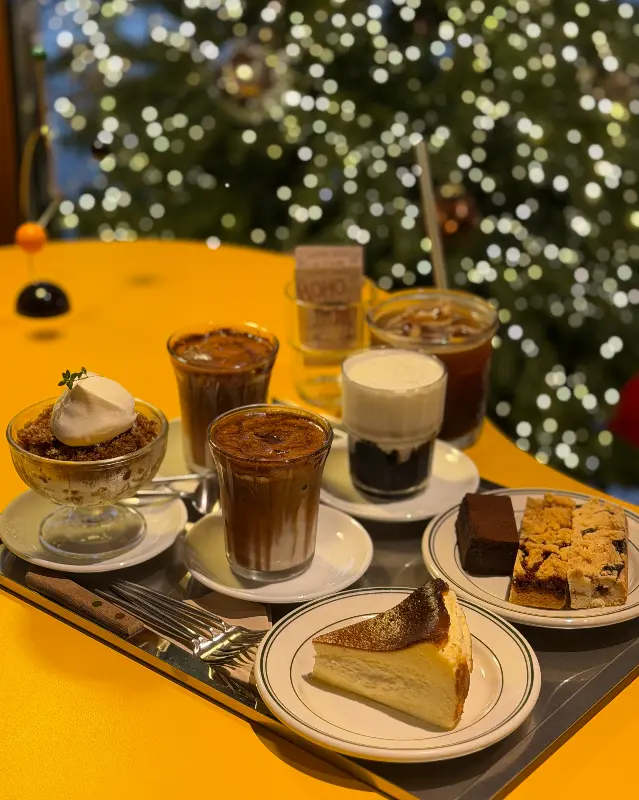 다양한 디저트와 커피