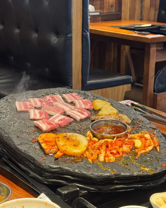 볶음밥 위에 김가루가 뿌려진 모습