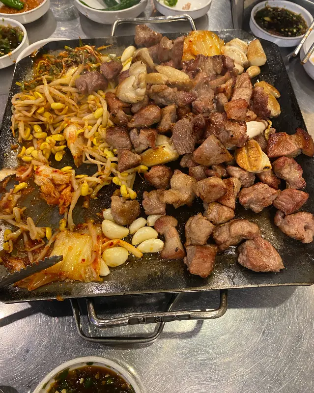 푸짐하게 차려진 뒷고기 한 상