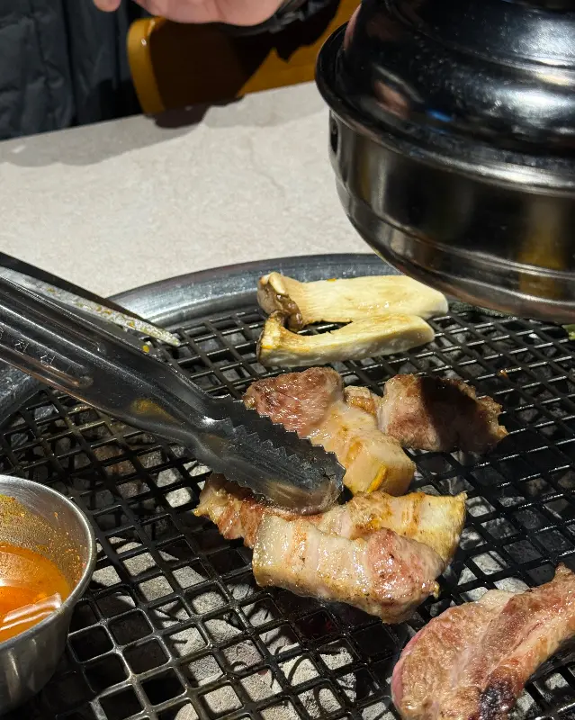 직원분이 직접 구워주는 흑돼지