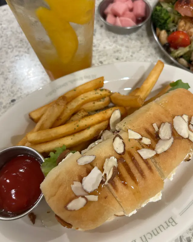 파니니와 감자튀김