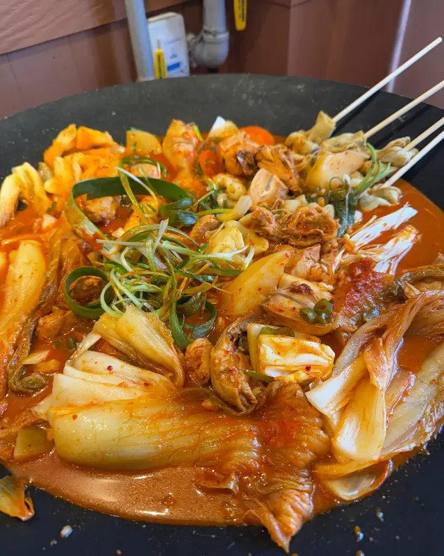 큼지막한 묵은지와 닭고기의 만남