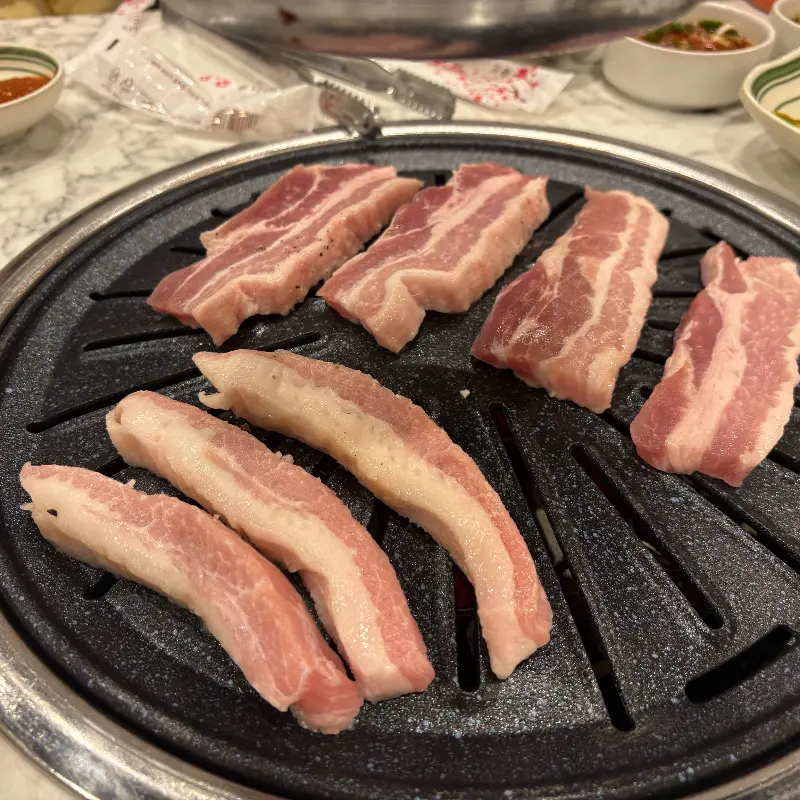 불판 위의 삼겹살