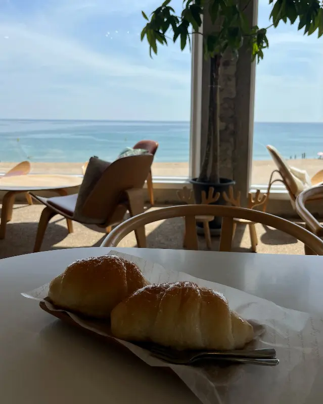 소금빵과 바다 풍경
