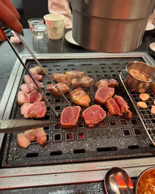 맛있게 익어가는 흑돼지