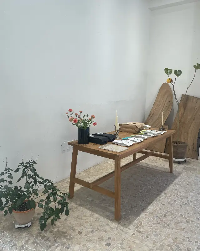 카페 내부 테이블과 의자