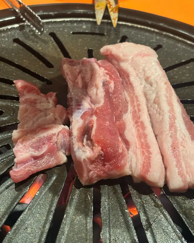 숯불 위에서 익어가는 돼지갈비