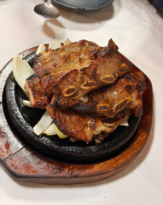 매콤하게 보이는 등갈비찜