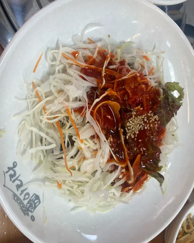 새콤달콤한 양념이 돋보이는 쟁반국수