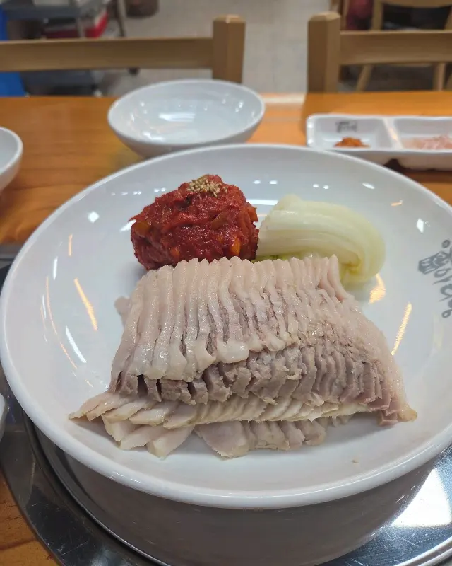 정갈하게 차려진 보쌈 한 상 차림