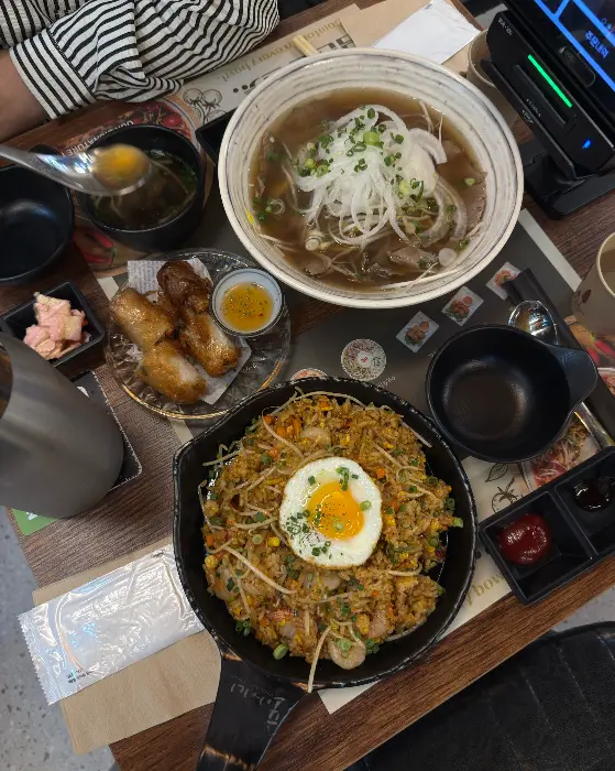 여러 가지 메뉴가 함께 놓인 테이블 이미지
