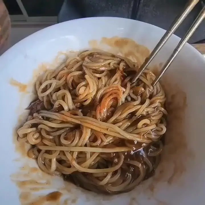 젓가락으로 휘저어 올린 짜장면 면발