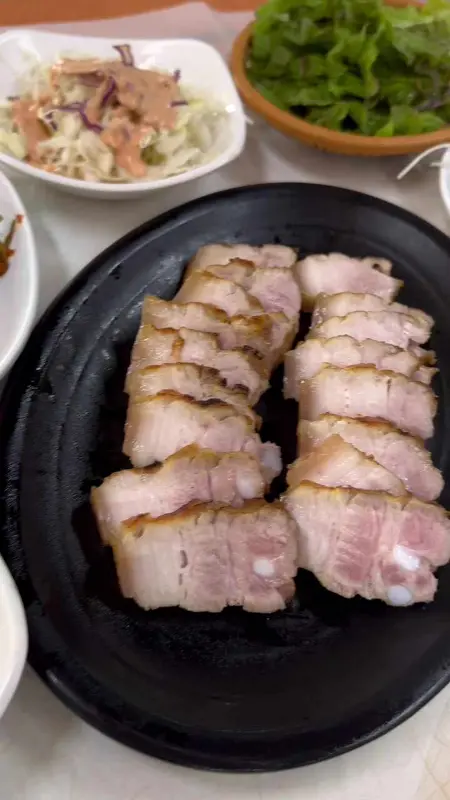 먹기 좋게 잘려 앻겨진 초벌 돼지고기