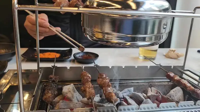 양꼬치 굽는 모습