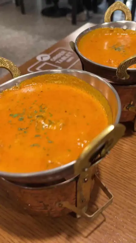 치킨 마크니와 고아 프라운 커리