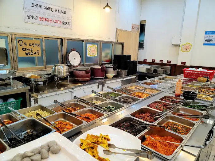 다양한 음식이 담긴 뷔페 코너