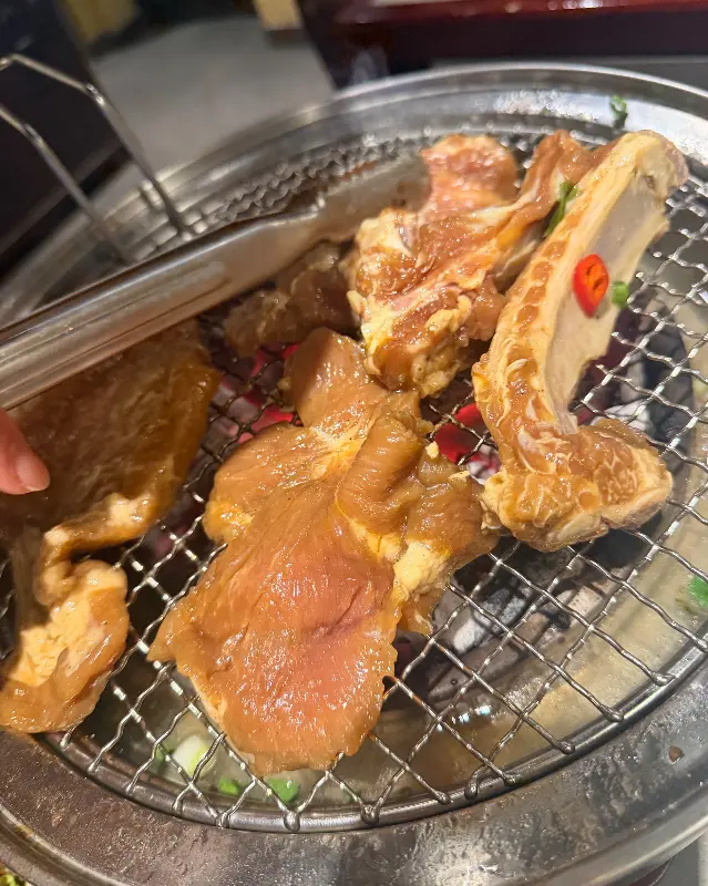 숯불에 익어가는 갈비