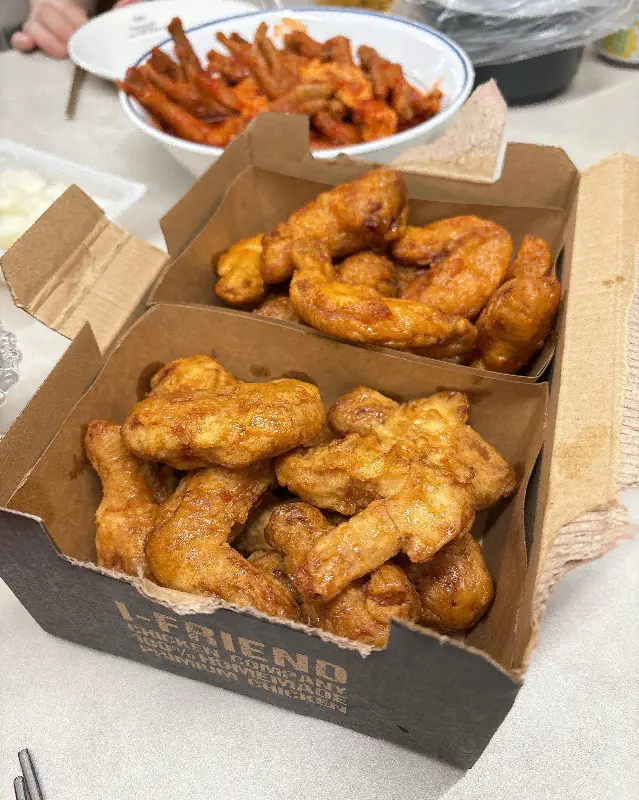 스페셜 매콤 & 간장 반반 치킨의 환상적인 비주얼