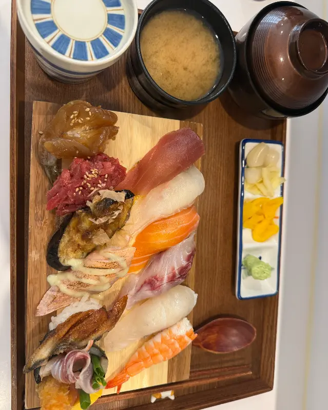 다양한 종류의 초밥이 담긴 모듬 초밥