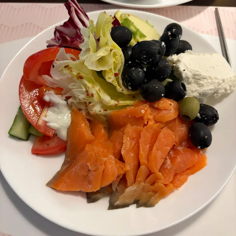 샐러드와 훈제 연어