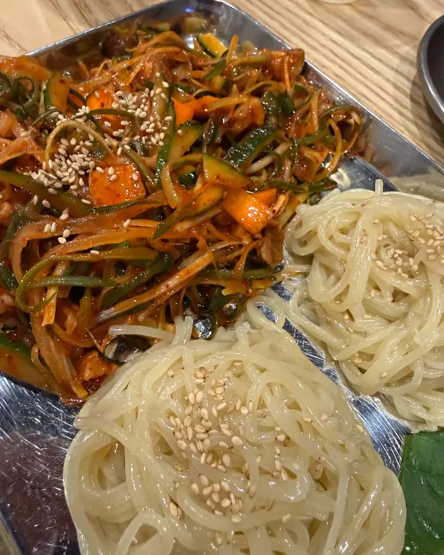 쫄깃한 면발과 푸짐한 야채가 어우러진 쫄뱅이