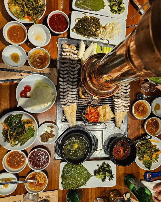 다양한 밑반찬과 소스