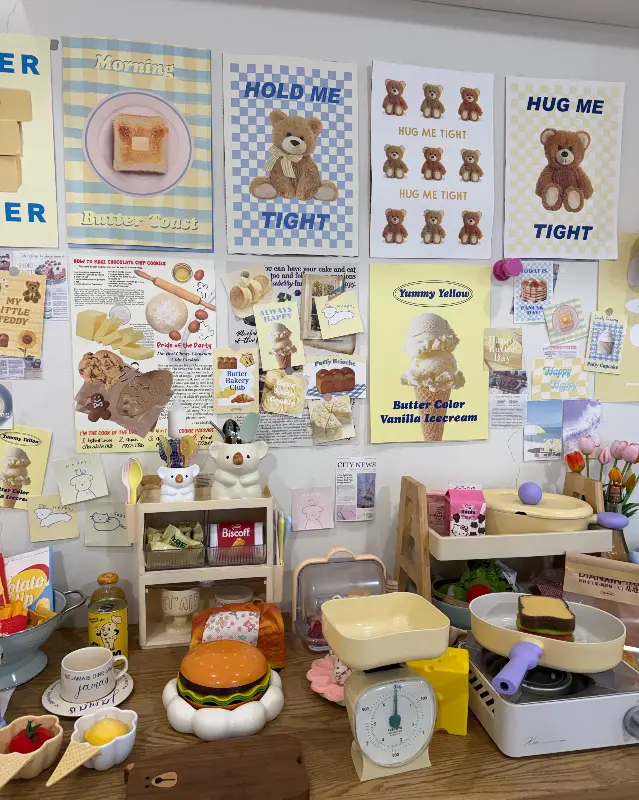 다양한 소품과 그림으로 장식된 벽면