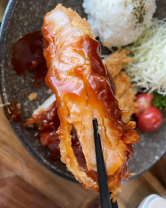 돈카츠 소스에 찍은 돈카츠