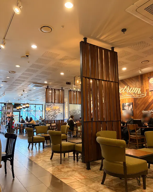 스타벅스 센텀드림월드점 내부의 좌석 배치와 인테리어