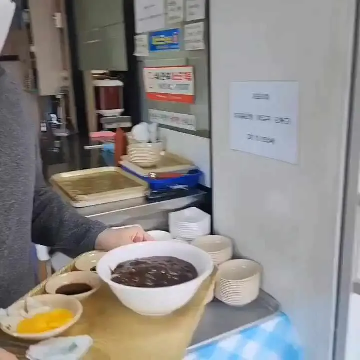 쟁반에 담겨져 나가는 짜장면 그릇