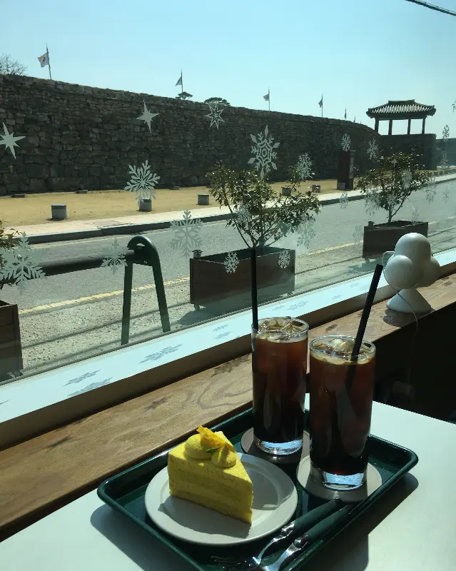 아이스 아메리카노와 펌킨 오트 라떼, 그리고 초당옥수수 케이크