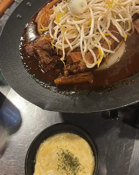 갈비찜 위에 올라간 숙주와 파채