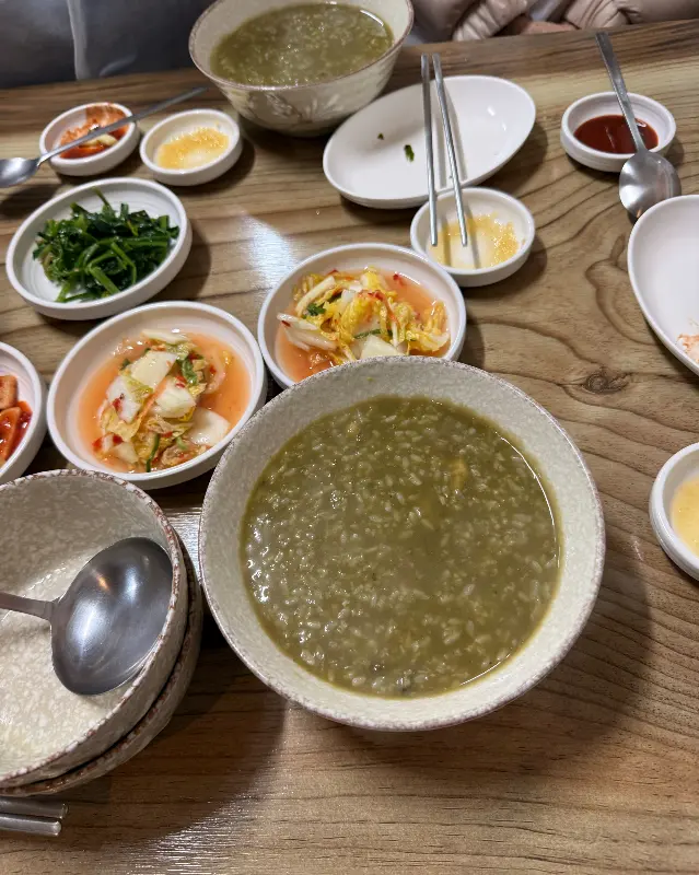 전복죽과 밑반찬 한 상 차림