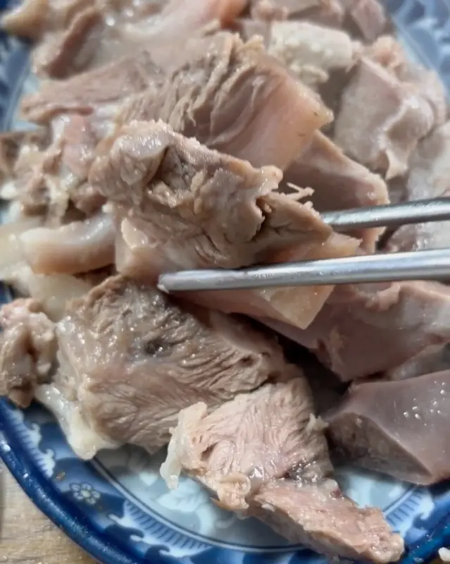 젓가락으로 집어 올린 큼지막한 머릿고기