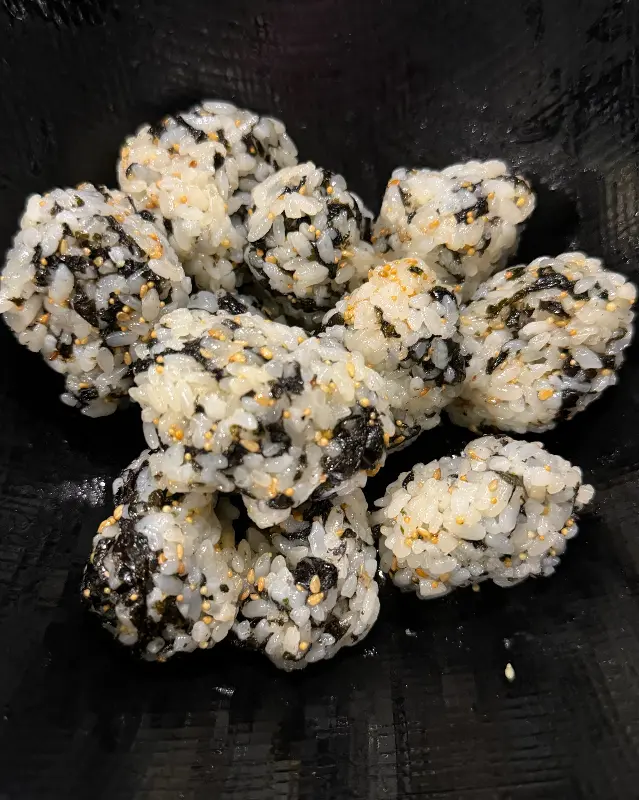 주먹밥이 검은색 그릇에 담겨져 있는 모습